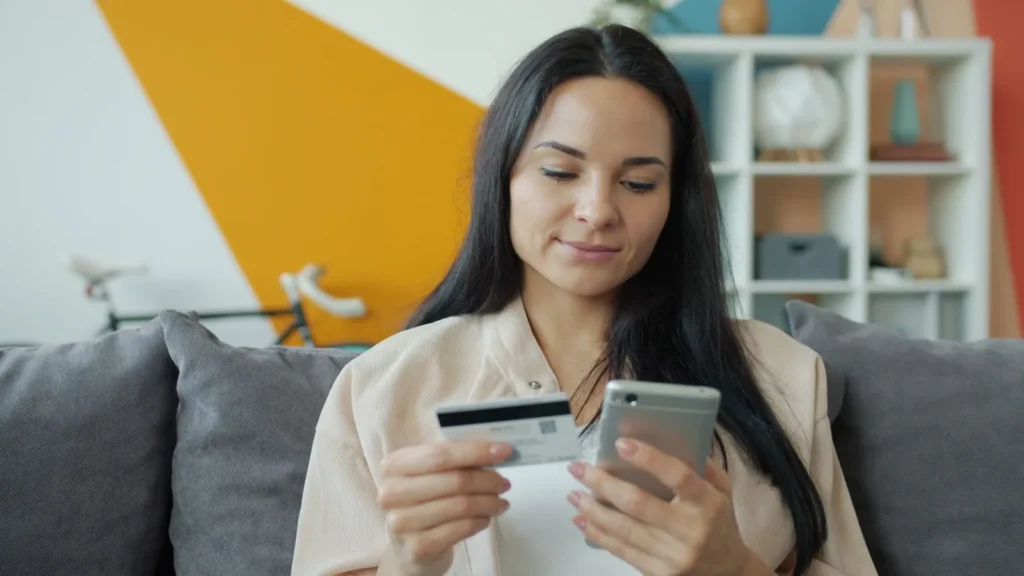 Pago con tarjeta bancaria desde el móvil, el tipo de pago digital que usan los viajeros de negocios en Arabia Saudí