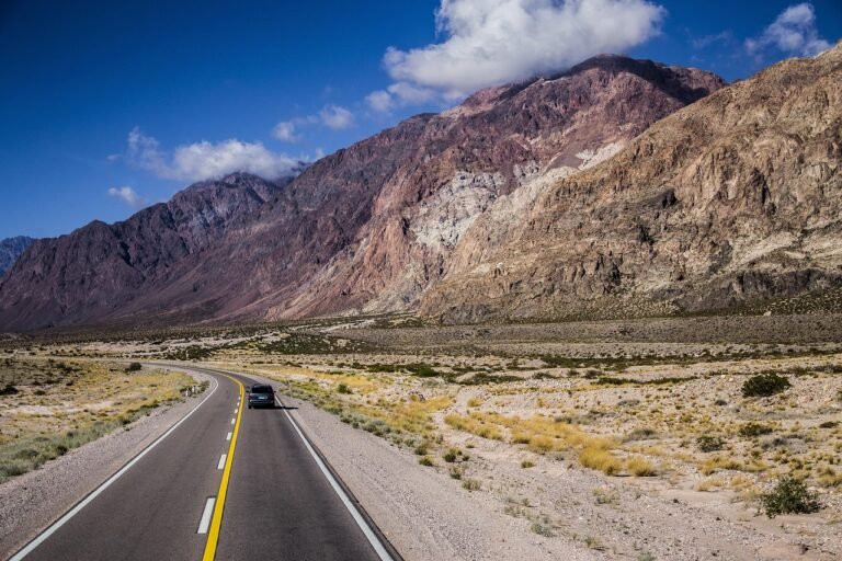 An open highway, representative of the long intercity route between Riyadh and Jeddah