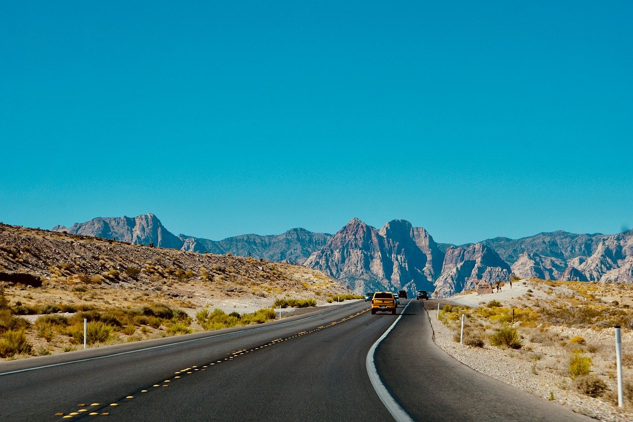 An open highway, representative of the long intercity route between Riyadh and Jeddah (wider view)